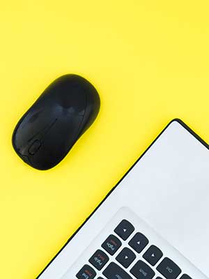 mouse negru si laptop pe fundal alb